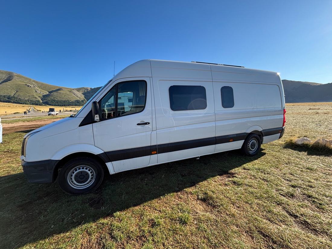 Van ADV in un paesaggio montano
