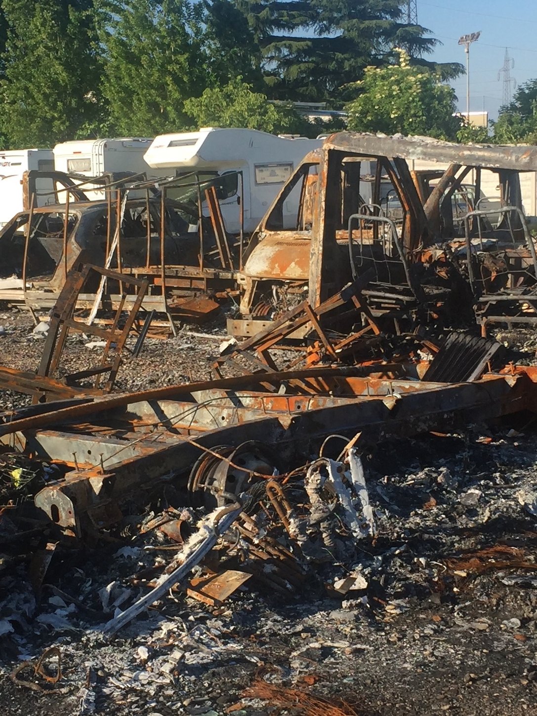 Il camper distrutto dall’incendio nel rimessaggio